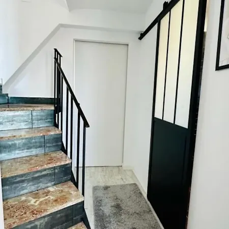 Seaview Dreams Luxury 2 Bedroom With Amazing Views And Balcony By Namaste Elite Апартаменти