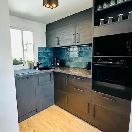 Seaview Dreams Luxury 2 Bedroom With Amazing Views And Balcony By Namaste Elite טורמולינוס